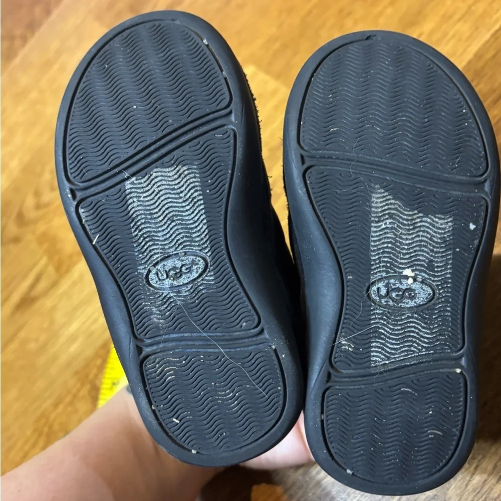 UGG Toddler Black Puffer Boots Size 6 Winter Slip-On